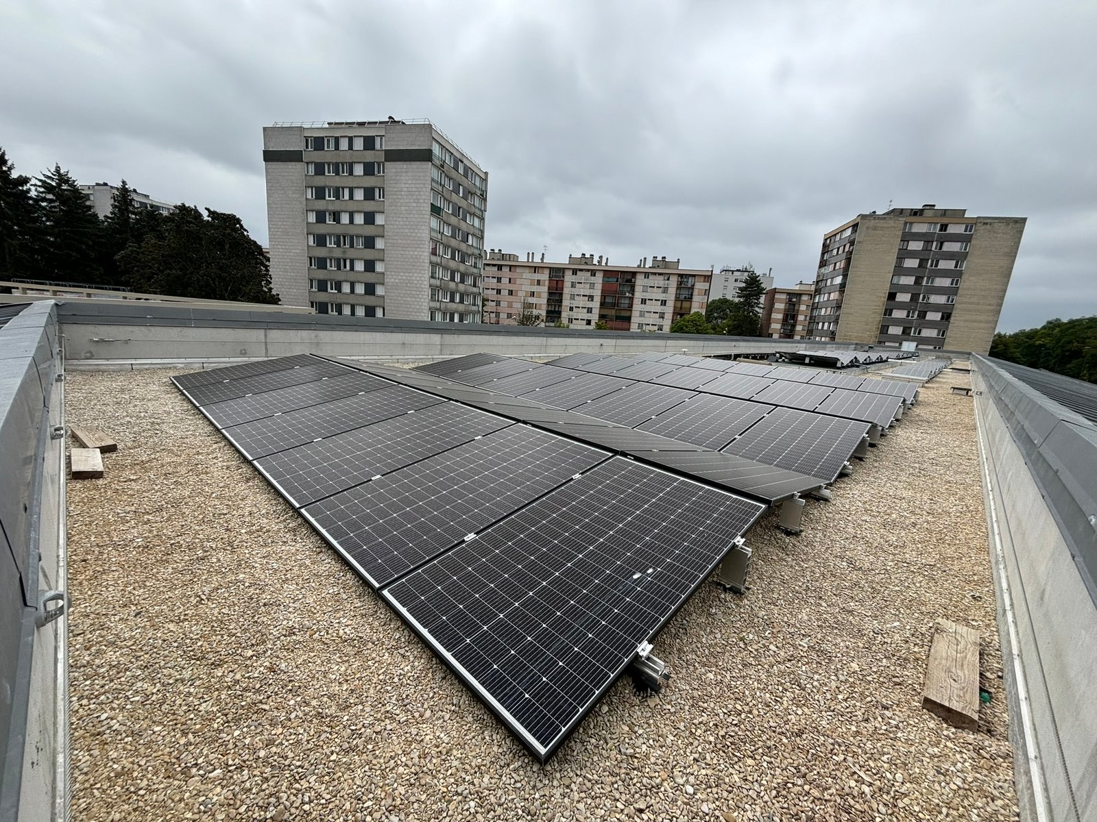 Projet solaire avec bornes de recharge et stockage